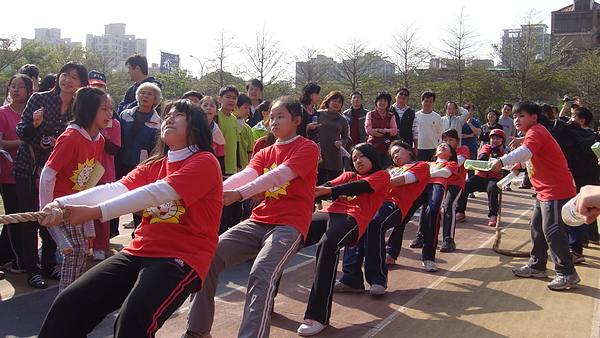 女子組拔河隊加油!