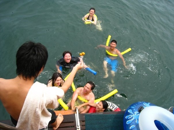 2009Jul Boat Feeding 