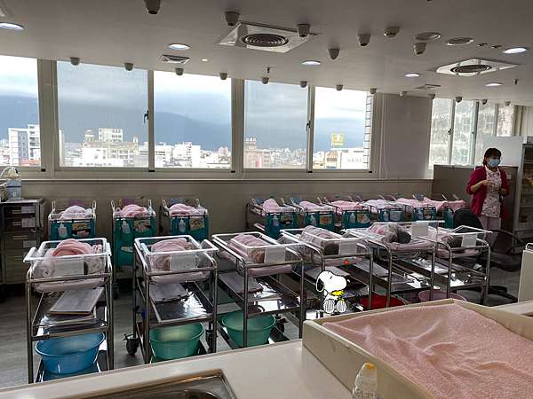 J女孩媽咪的產後月子中心 花蓮藍田產後護理之家 連月子餐都好吃 好想拜見大廚啊 再來盤鮭魚跟芝麻湯圓