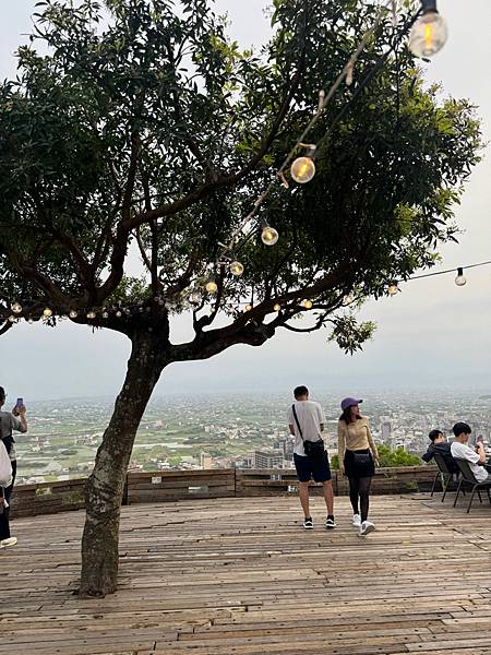 宜蘭礁溪景點。日落🌄夜景🌃吃飯看風景（龜山島/蘭陽平原），不