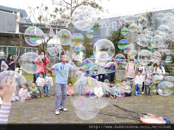 泡泡活動:表演泡泡雨(泡泡水效果示範照片) 泡泡活動:表演泡泡雨(泡泡水效果示範照片)