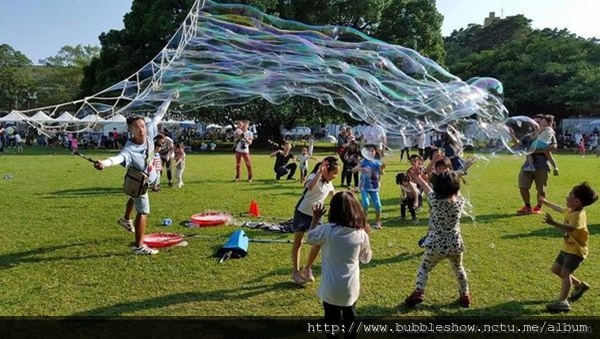 泡泡活動:表演泡泡雲(泡泡水效果示範照片) 泡泡活動:表演泡泡雲(泡泡水效果示範照片)