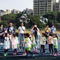 幼兒園泡泡派對活動-小朋友們快樂地打泡泡