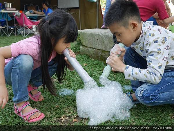 露營泡泡派對活動一對兄妹體驗玩泡泡道具製造出一團泡沫