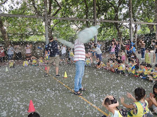 三峽國中附幼母親節泡泡派對家長表演泡泡雪.