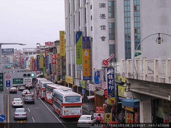 四輛遊覽車浩浩蕩蕩