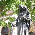 教堂邊的聖母像