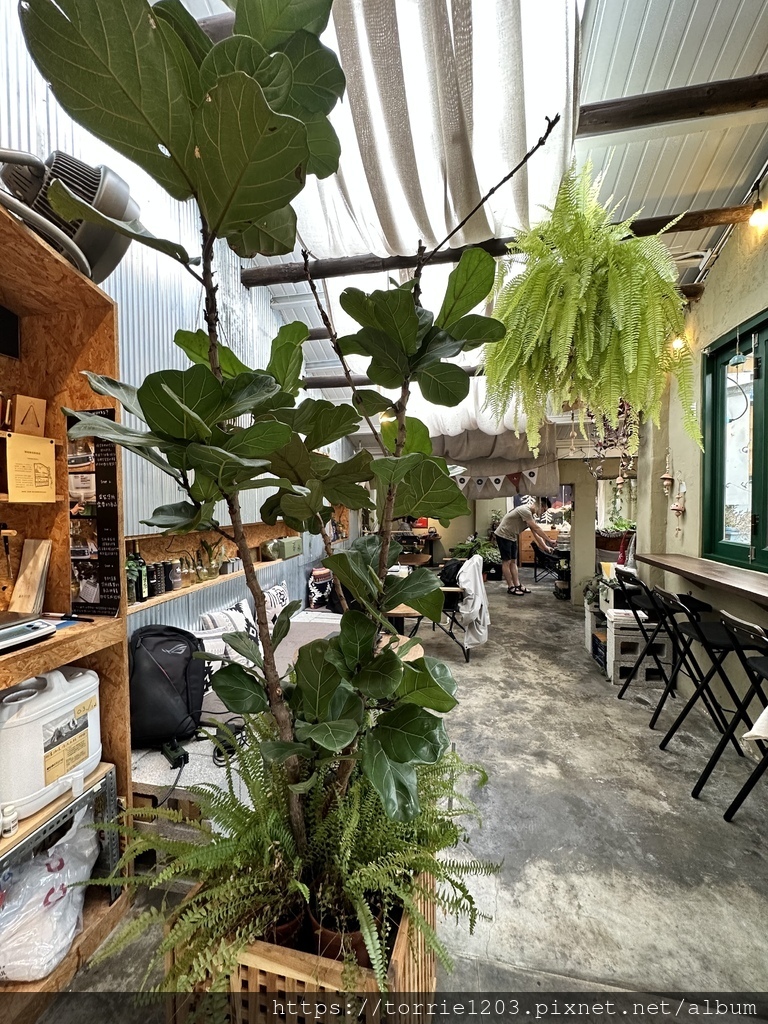 |食。桃園|老街溪河濱步道旁,不限時超愜意的森林系咖啡館__