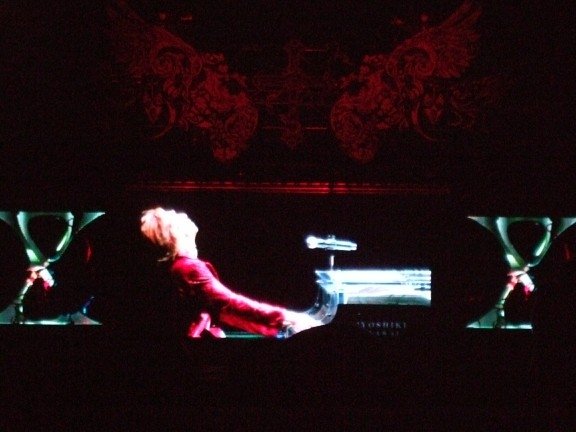啊啊～Yoshiki這段生鋼琴實在太帥啦～
