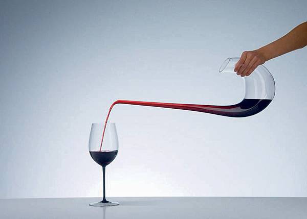 Decanter-Swan-Pouring2.jpg