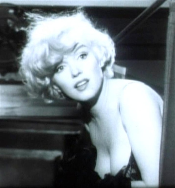 Marilyn_Monroe_in_Some_Like_it_Hot_trailer_cropped (Large).jpg