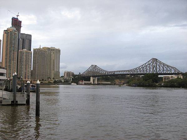 can see the story bridge from the city side~