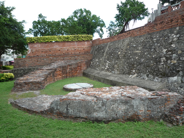 內城半圓堡壁與古井