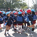 碰到幼稚園學生郊遊