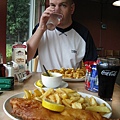 Fish and chips! 英國人的酒吧食物。