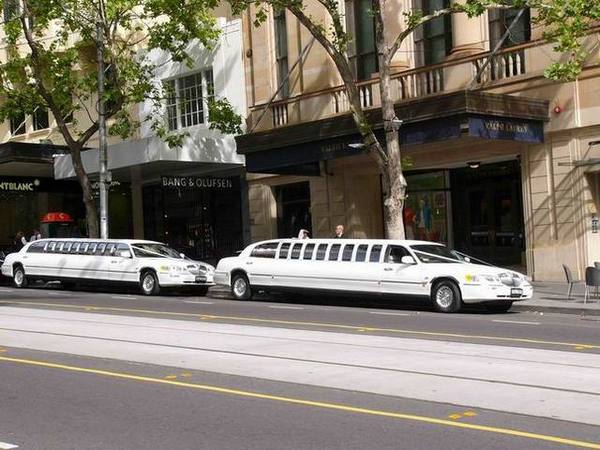 Collins Street 上的加長型轎車