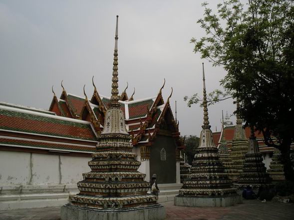 臥佛寺內的寶塔