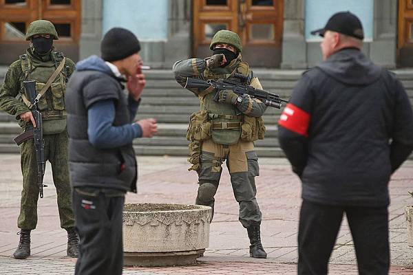 -Unidentified- troops in Crimea 2014 (92).jpg