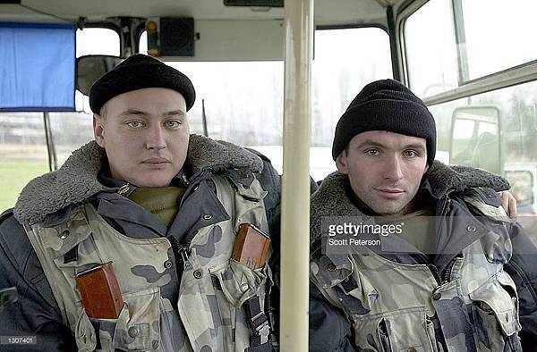 Russian troops guarding a bus for visitors, November 22nd, 2000. - 複製.jpg