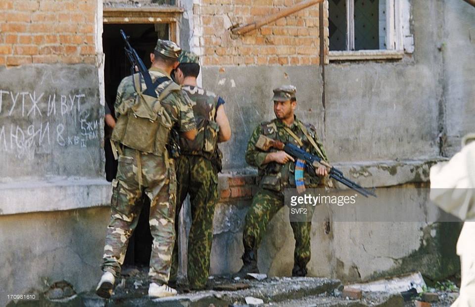 Russian SOBR unit performing a house sweep after a 3hr battle with Chechen militants in Grozny, May 2000..jpg