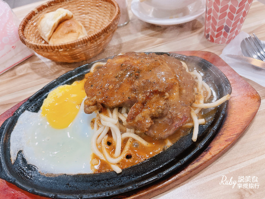 【新北板橋美食】品將牛排 ，內用每客還附酥皮濃湯、餐包、飲料