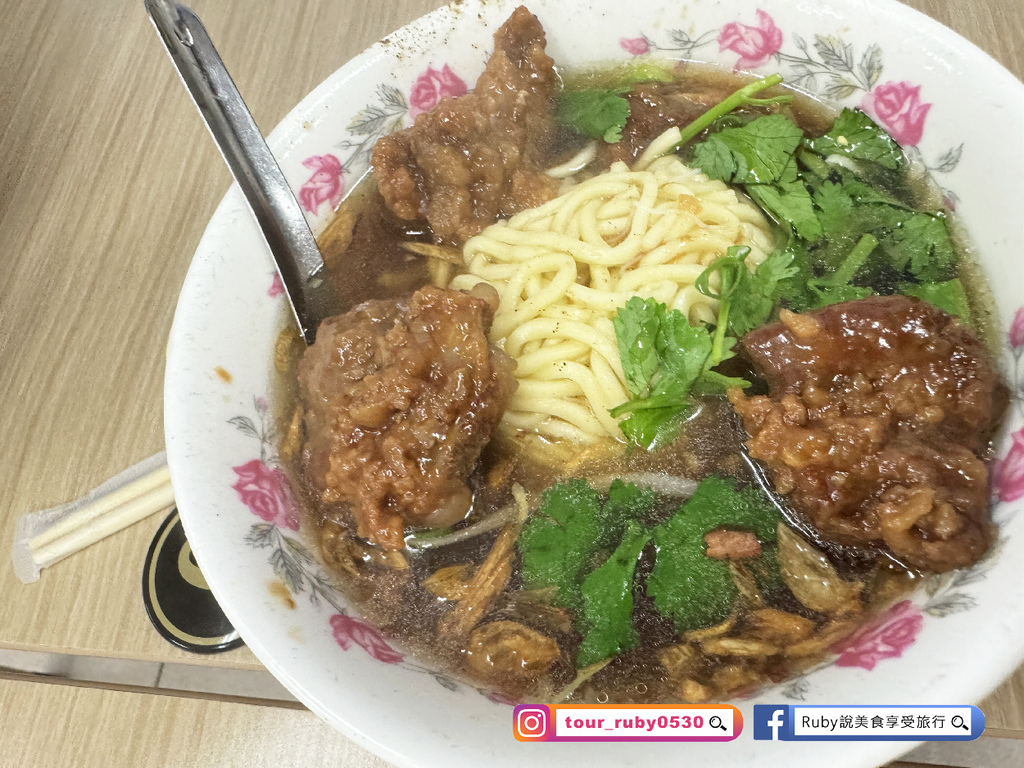 【饒河夜市美食】楊 后庄排骨酥麵-排骨酥軟爛入味，香氣十足，