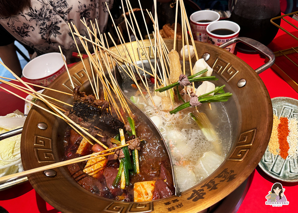 【大安區美食】壹直串麻辣鴛鴦附菜單,麻辣串串均一價12元,餐 【大安區美食】壹直串麻辣鴛鴦附菜單,麻辣串串均一價12元,餐