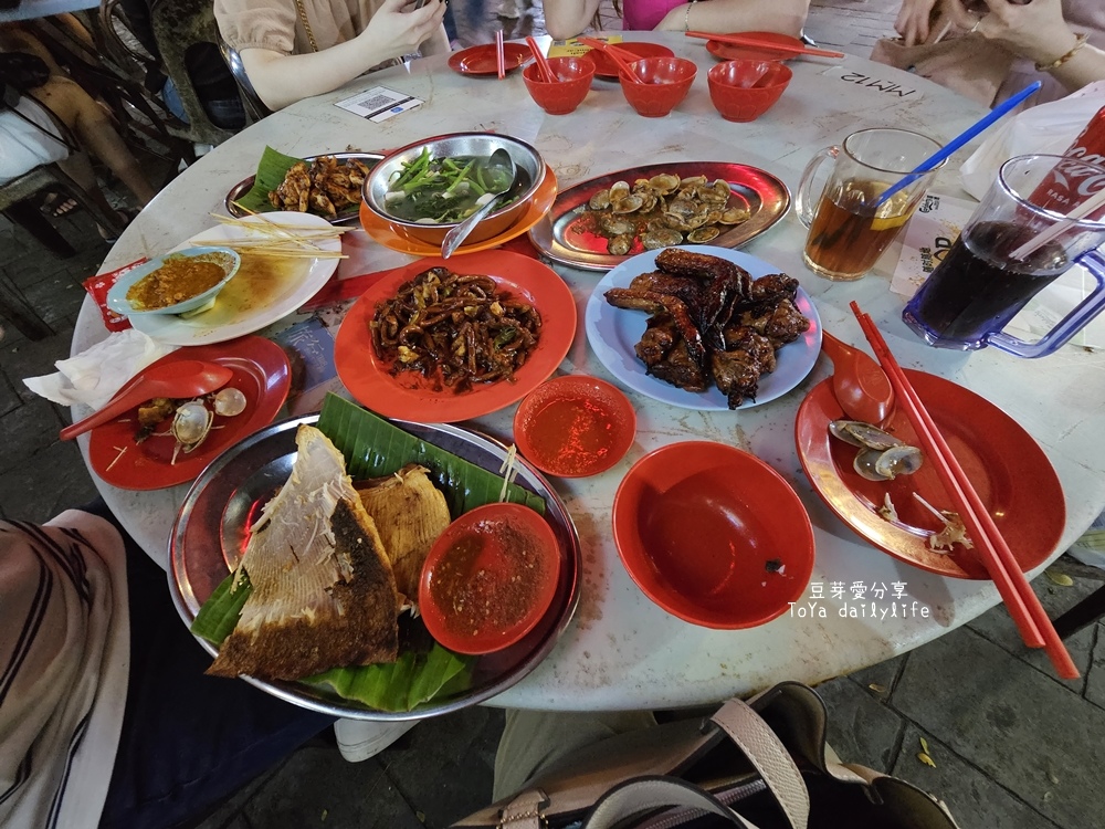 黃亞華小食店｜位於亞羅街擁有四間店面 生意超好的餐廳 魔鬼魚