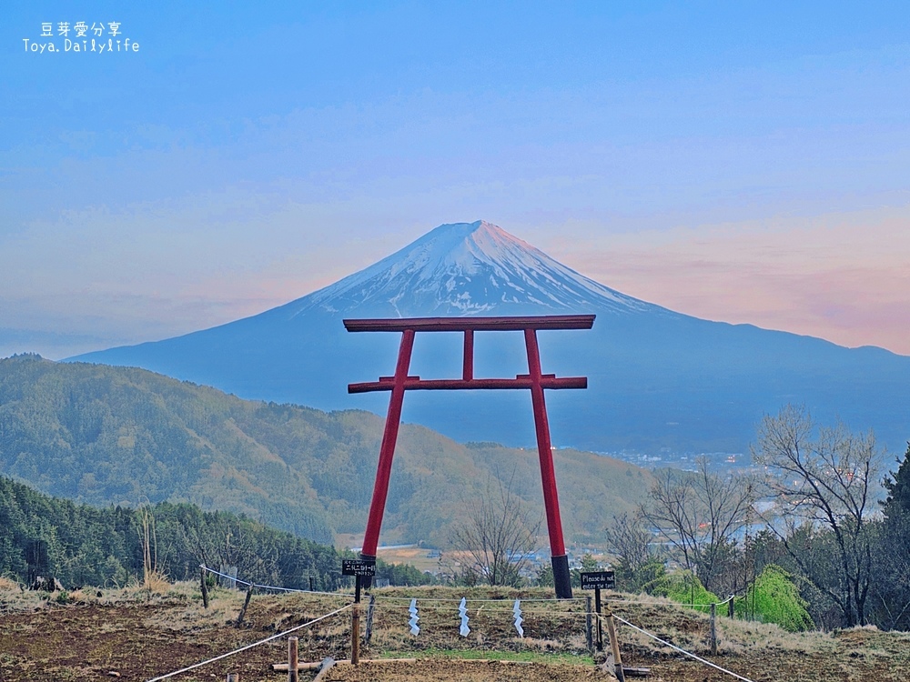 天空の鳥居｜河口湖景點 . 河口淺間神社遙拜所 . 鳥居搭配