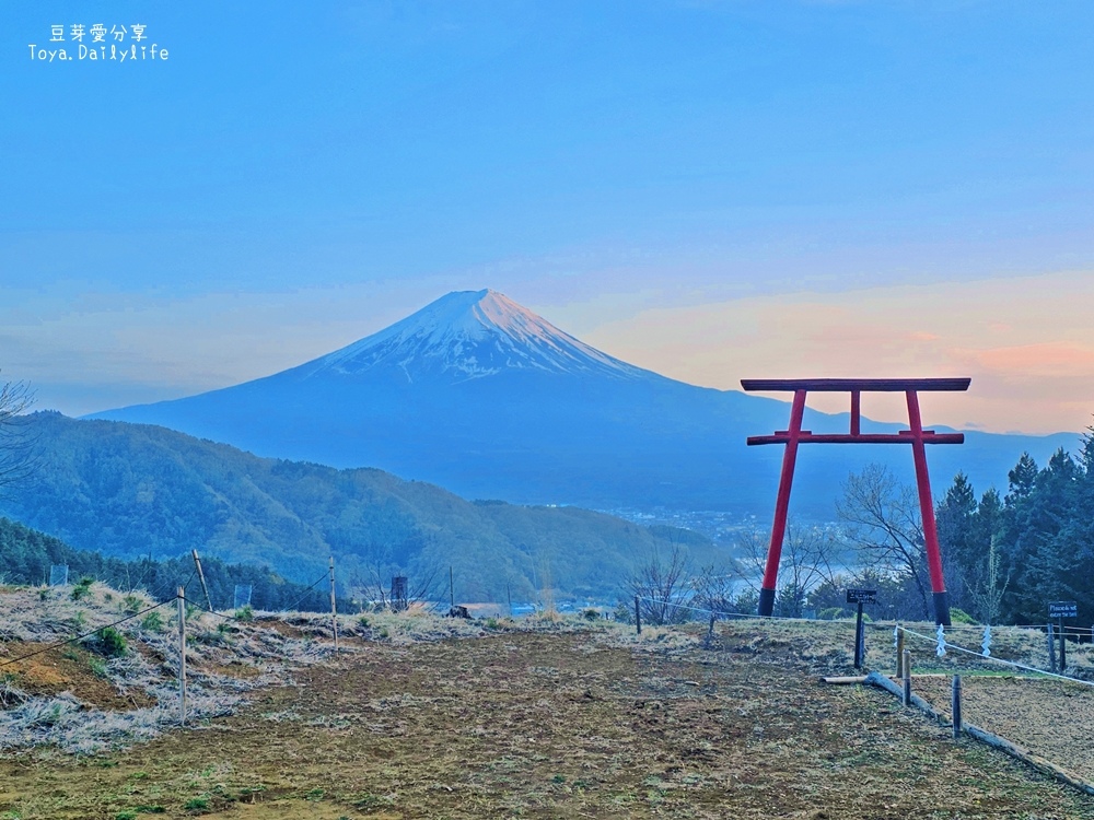 天空の鳥居｜河口湖景點 . 河口淺間神社遙拜所 . 鳥居搭配