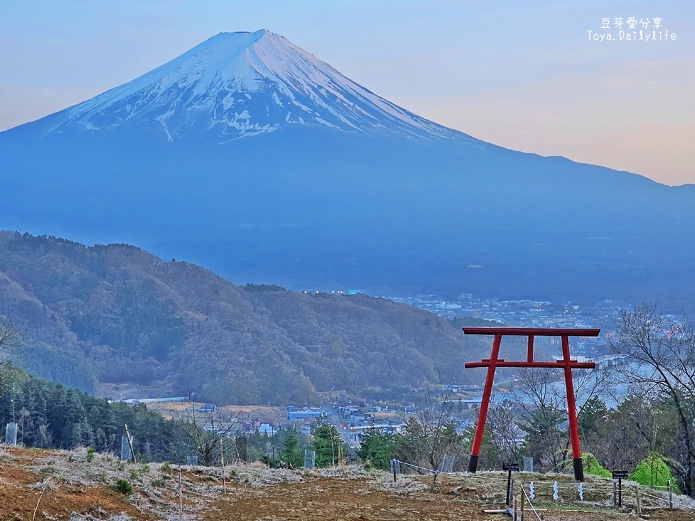 天空の鳥居｜河口湖景點 . 河口淺間神社遙拜所 . 鳥居搭配