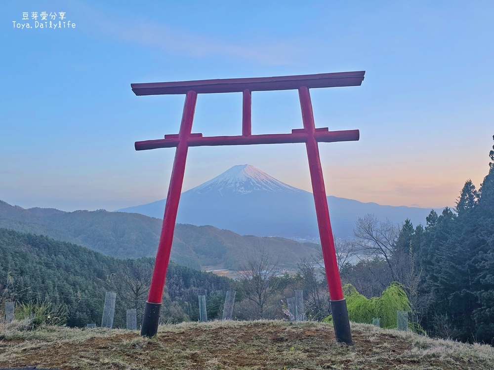 天空の鳥居｜河口湖景點 . 河口淺間神社遙拜所 . 鳥居搭配