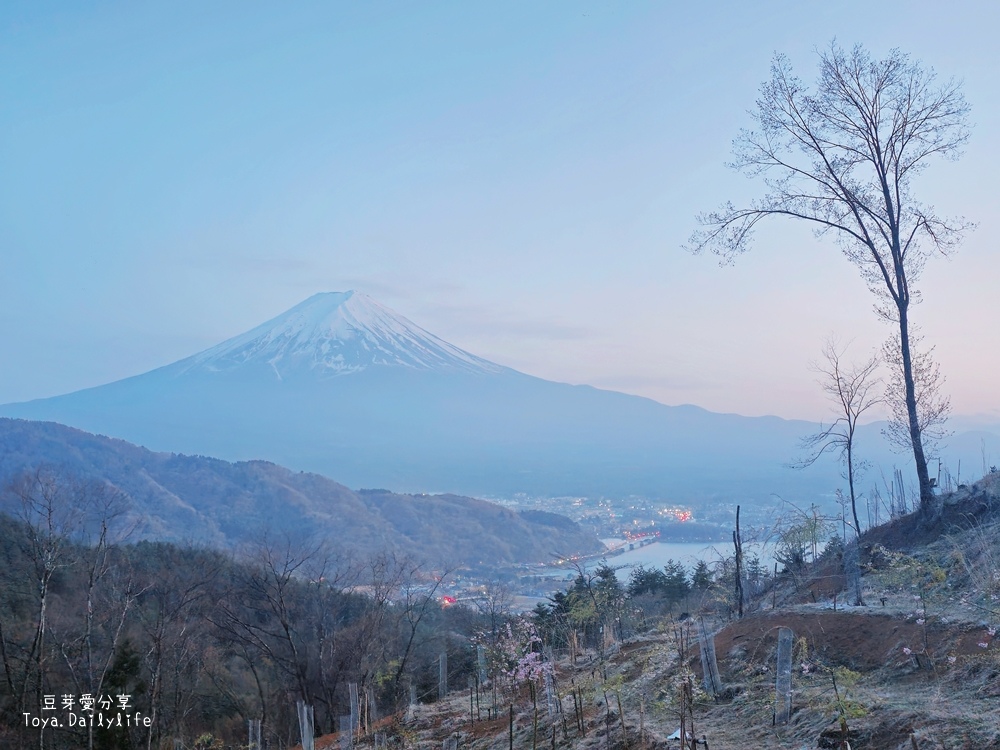 天空の鳥居｜河口湖景點 . 河口淺間神社遙拜所 . 鳥居搭配