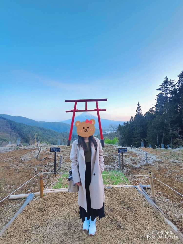 天空の鳥居｜河口湖景點 . 河口淺間神社遙拜所 . 鳥居搭配