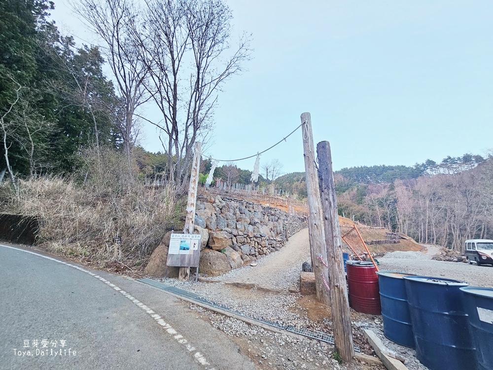 天空の鳥居｜河口湖景點 . 河口淺間神社遙拜所 . 鳥居搭配