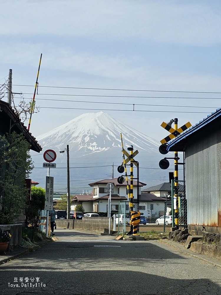 下吉田街道 . LAWSON . 平交道｜在河口湖蒐集不同角