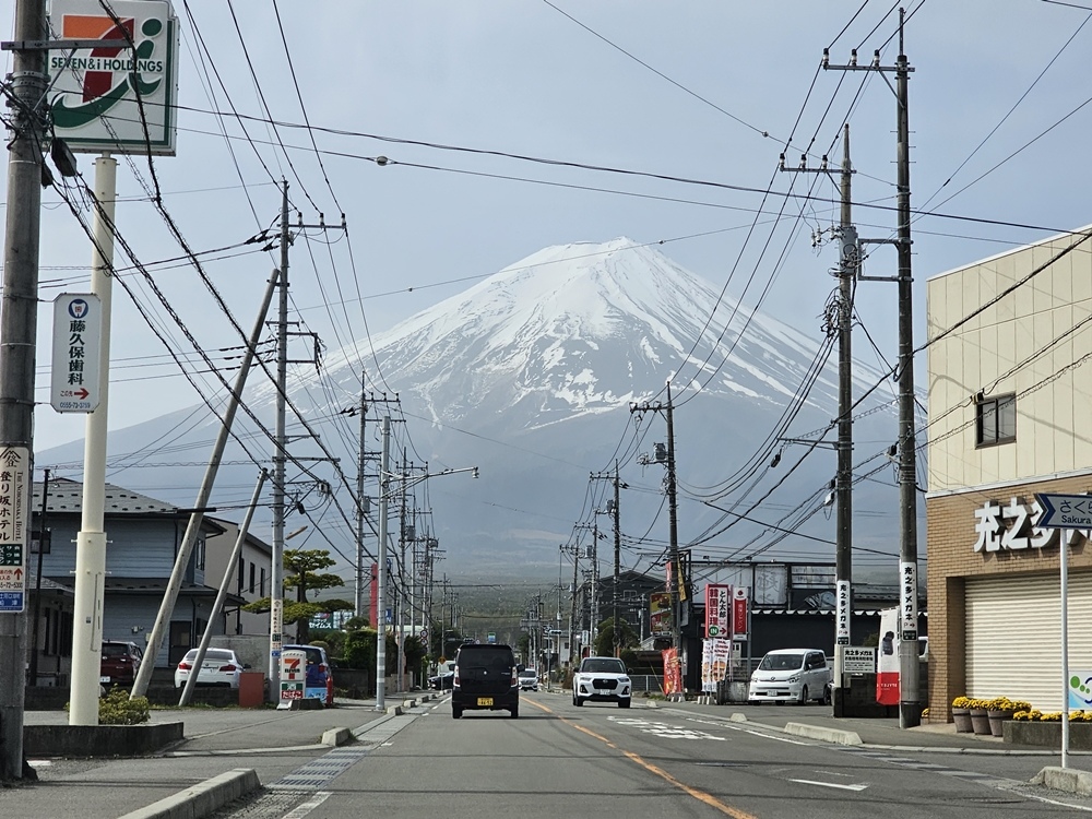 下吉田街道 . LAWSON . 平交道｜在河口湖蒐集不同角