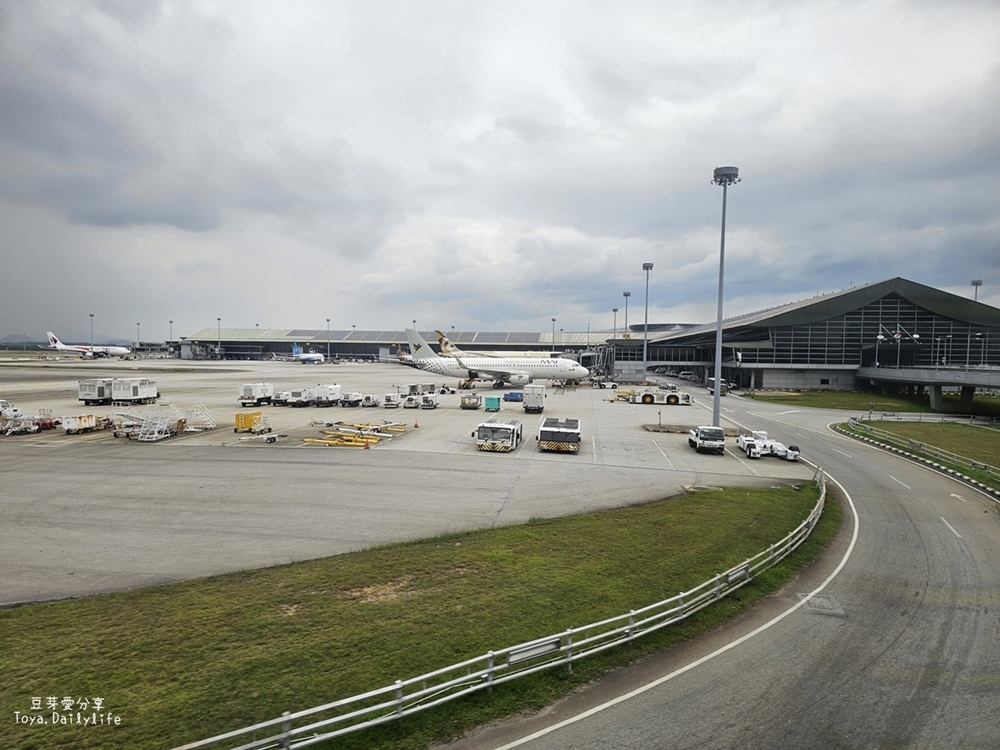 布城搭機場支線(KLIA Transit)到吉隆坡機場 + 