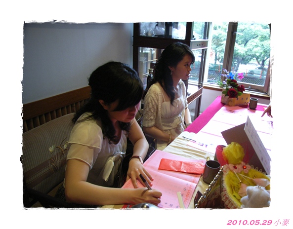 2010.05.29-麻吉的訂婚宴002_兩位美麗的妹子.JPG