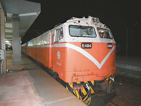 暖哭 人妻搭夜車急充電列車長冷淡轉身2分鐘後神救援 台鐵 爆廢公社 行動電源 Tvbs新聞網