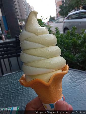 2023的第3支冰淇淋：四季金萱(金萱茶牛奶)