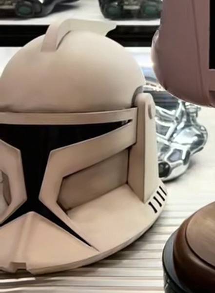 在美國的大陸玩家從俄羅斯定制的動畫版復制兵頭盔