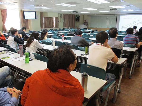 1051018-晨會-洪舒玨住院醫師劉佳祐 主任-中西醫病歷討論會-放化療後雙手麻木6.JPG