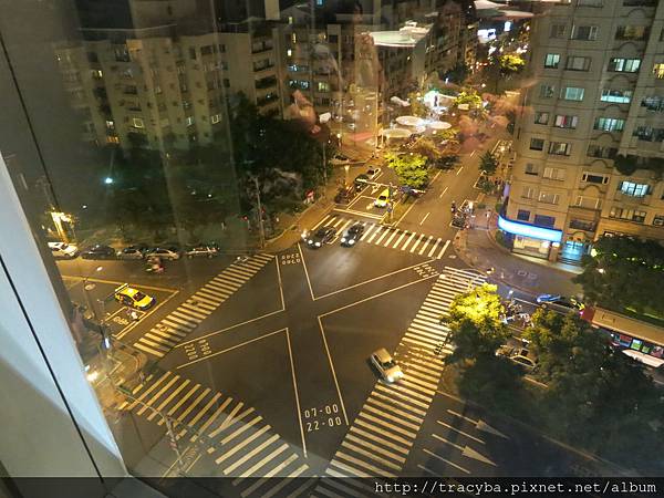 天母三越1010湘湘菜餐廳-十字路口街景