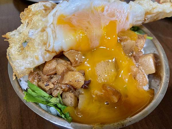 【好食】*新竹城隍廟*「戽斗小吃」之大推必吃半熟蛋胡椒味滷肉