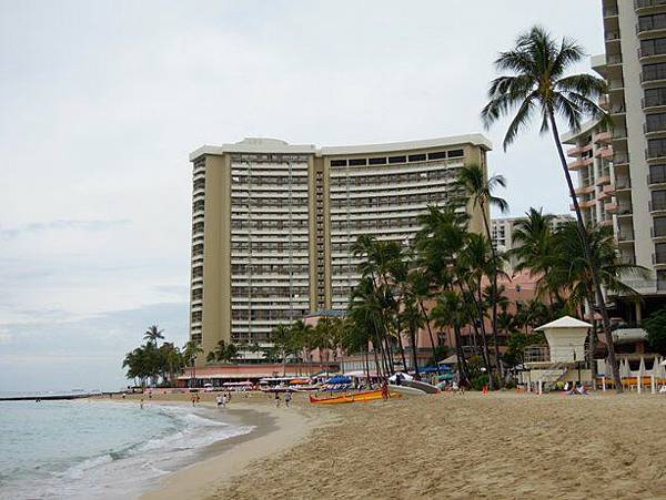 20110512 粉紅色的就是全夏威夷最貴的皇家夏威夷人飯店