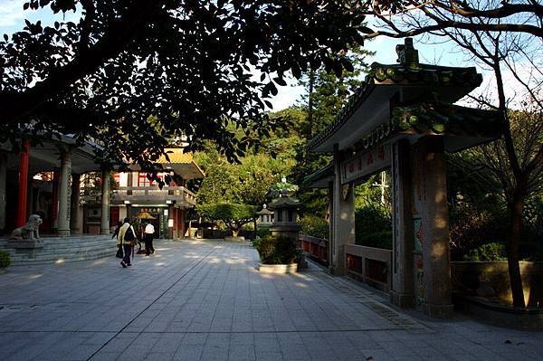 金龍寺主殿前庭院