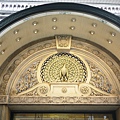 心齋橋的百貨，有著孔雀雕飾的門