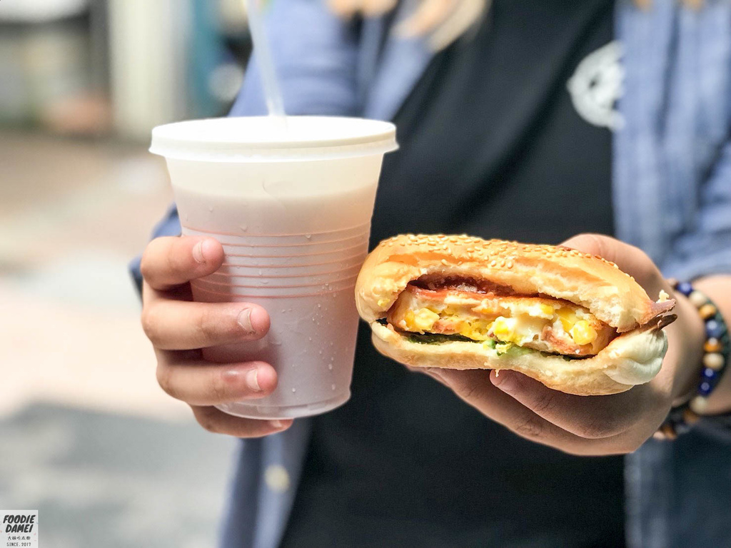 高雄鹽埕|鹽埕第一公有市場美食散策-精選文青、老店美食,放慢腳步散散步 - 第16張圖 20180520_180520_0017-2.jpg