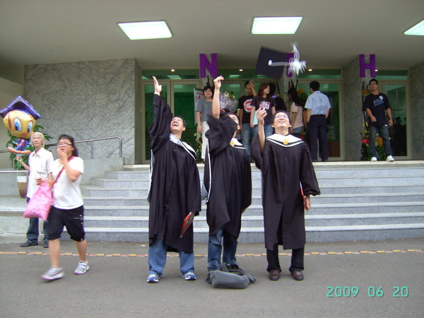 20090620清華大學畢業典禮：肅毓、淳益、健倫01.JPG